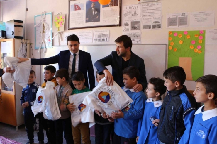 İlkokul Öğrencilerine Eşofman