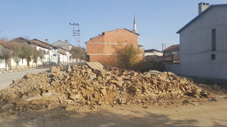 Pazaryeri’nde Metruk Binalar Yıkılıyor