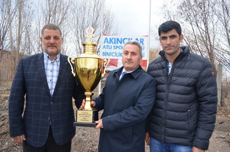 Şampiyon Ciritçilere Tatlı Kutlama