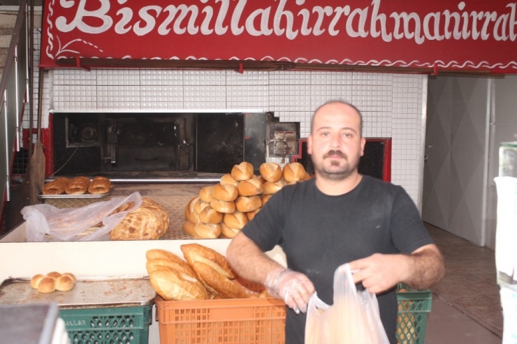 Antalyalı Market, Ekmekte Yüzde 50 İndirim Yaptı, Müşterilerin Akınına Uğradı