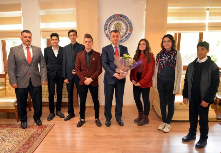 Vali Büyükakın’dan Çocuklara Tam Destek