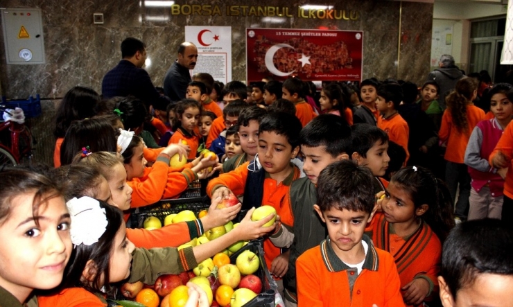 Öğrencilere Meyve Yeme Alışkanlığı Kazandırılıyor