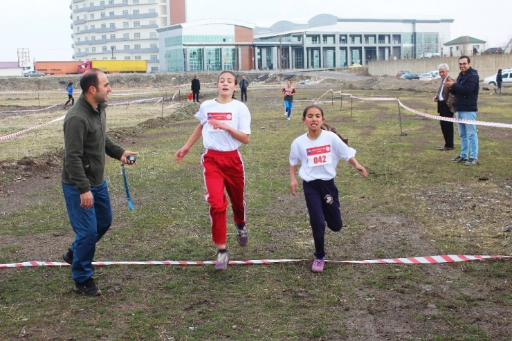 Ağrı’da Okullar Arası Kros Yarışması Yapıldı