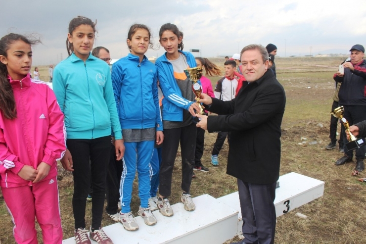 Ağrı’da Okullar Arası Kros Yarışması Yapıldı