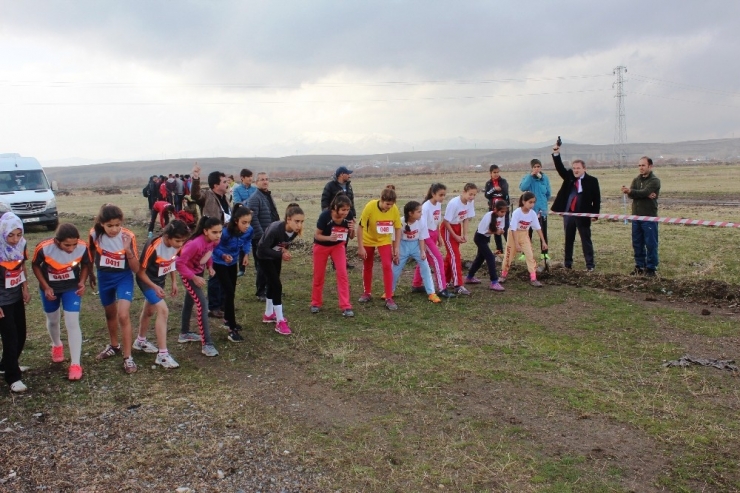 Ağrı’da Okullar Arası Kros Yarışması Yapıldı