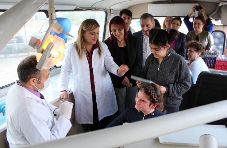 Zihinsel Engelli Kadınlar Diş Taramasından Geçirildi