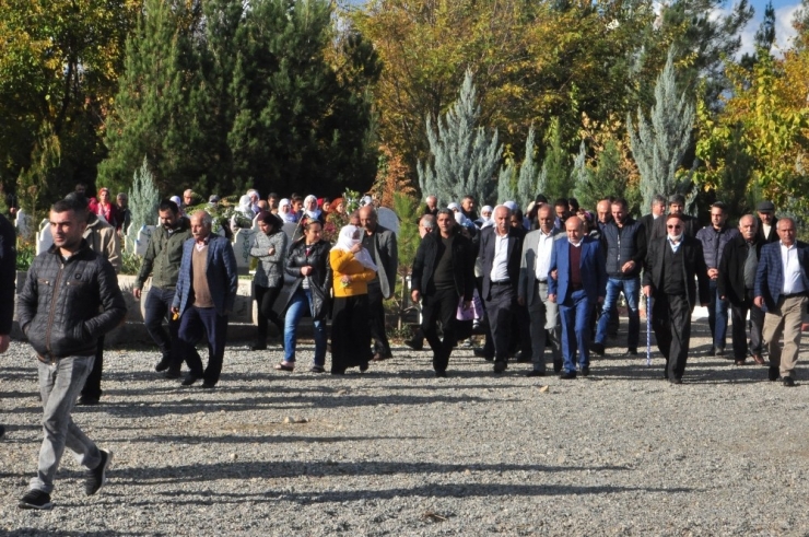 Hdp’li Vekil Terörist Cenazesine Katıldı