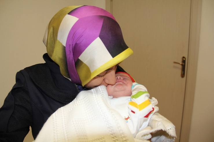 Bir Günlük Ahmet Asım Bebeğe Yeni Yemek Borusu Yapıldı