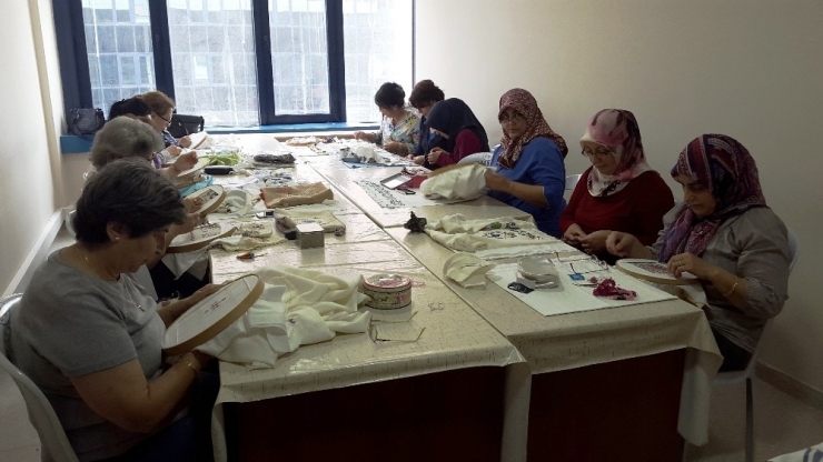 İzmek Kursları Büyük İlgi Görüyor