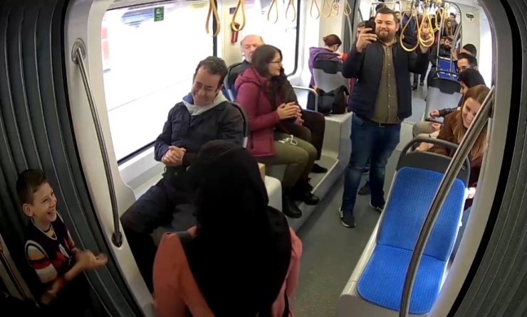 Tramvaydaki Sosyal Deneyi Gerçek Sanan Yolcular, Tiyatro Oyuncularını Azarladı