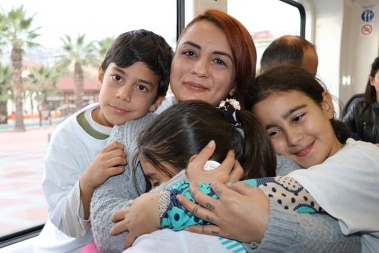 Tramvaydaki Sosyal Deneyi Gerçek Sanan Yolcular, Tiyatro Oyuncularını Azarladı