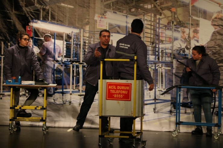 Fabrika İşçileri Hem Yazdı Hem Oynadı