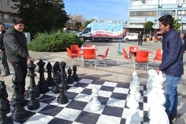 Salihli’de ‘Sokak Kütüphanesi’ Açıldı