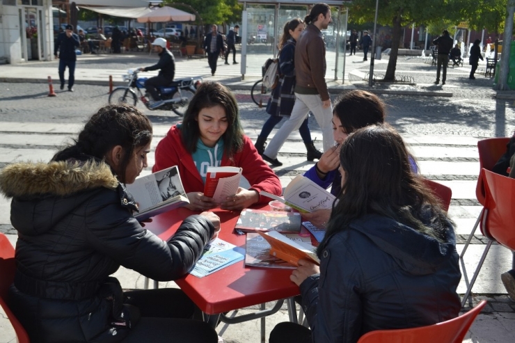 Salihli’de ‘Sokak Kütüphanesi’ Açıldı