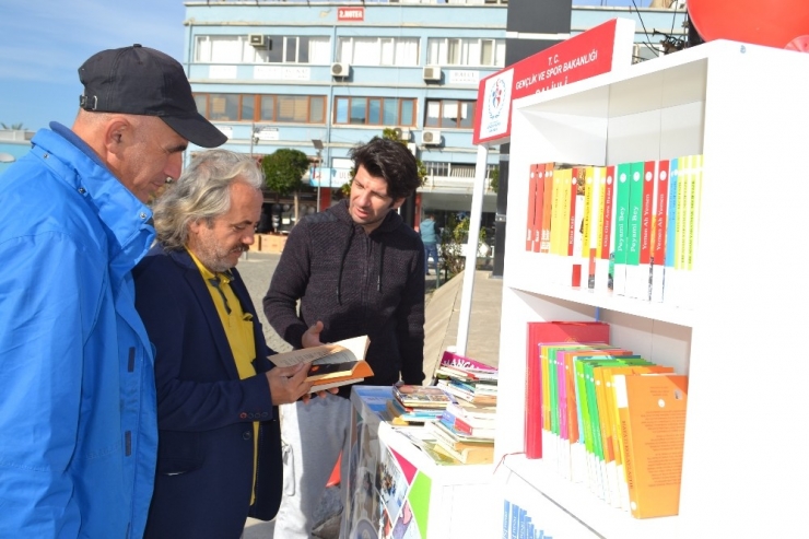 Salihli’de ‘Sokak Kütüphanesi’ Açıldı