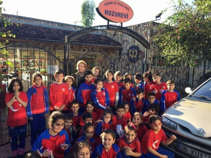 Öğrencilerden Huzurevine Anlamlı Ziyaret