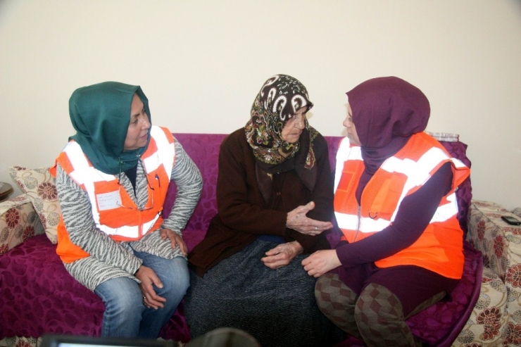 Gönüllü Kadınlardan Oluşan Destek Timi Muhtaç Durumdaki Vatandaşların Yardımına Koşuyor