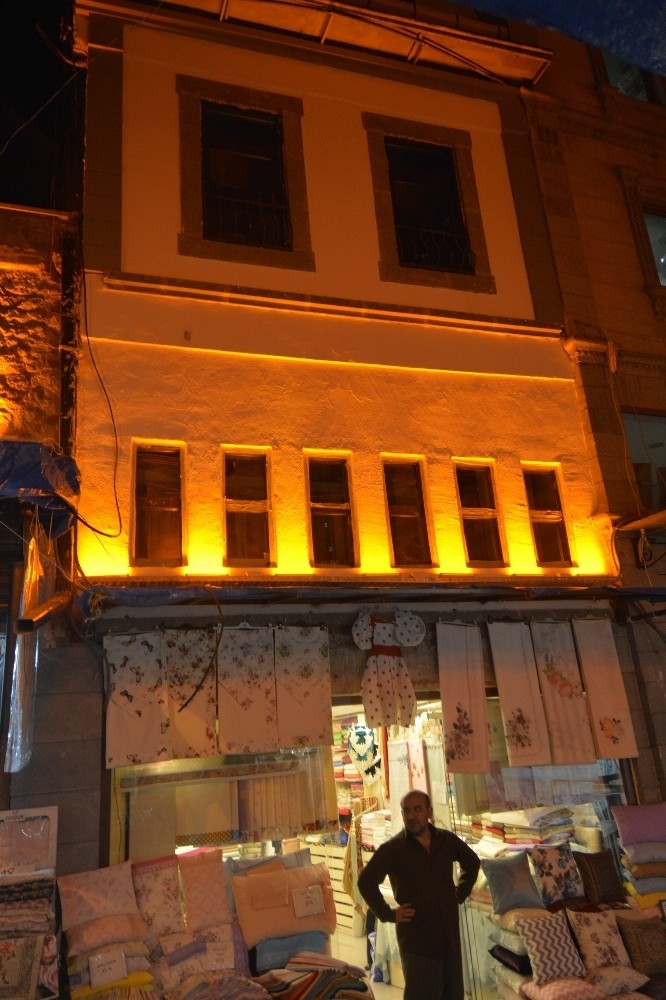 Kemeraltı Yenilenen Görüntüsüyle Dikkat Çekiyor