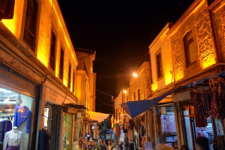 Kemeraltı Yenilenen Görüntüsüyle Dikkat Çekiyor