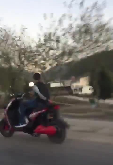 Motosikletli Gençlerin Tehlikeli Yolculuğu