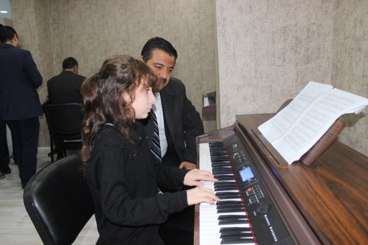 Siverek’te Ücretsiz Müzik Kursu Sınıfı Açıldı