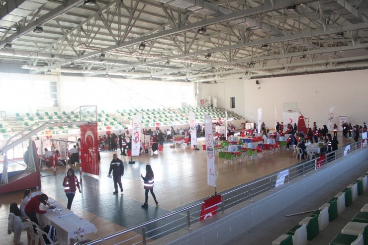 Öğrencilerden Kan Bağışı