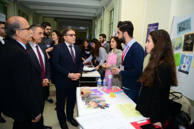 Uşak Üniversitesi Öğrenci Toplulukları Stant Açtı