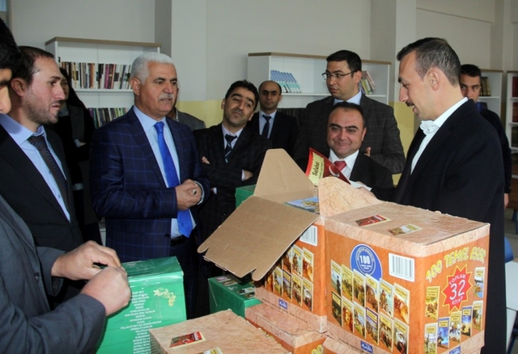 Edremit Belediyesinden Okullara 20 Bin Kitap