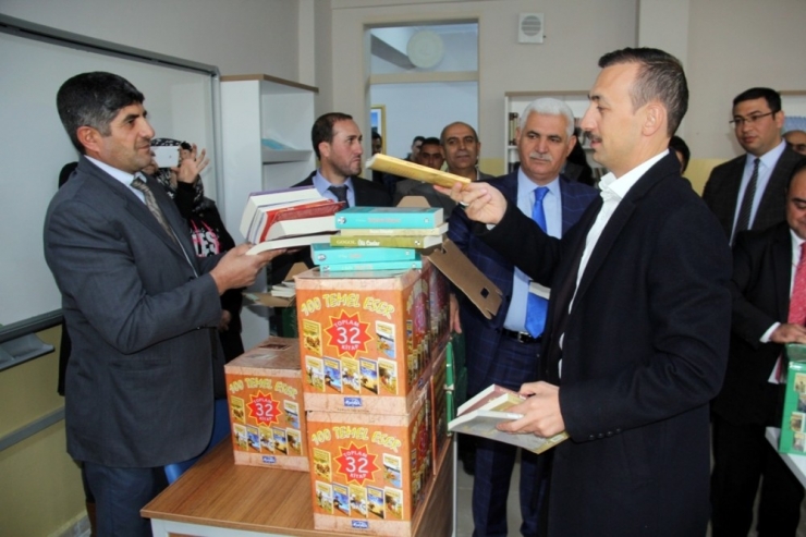 Edremit Belediyesinden Okullara 20 Bin Kitap