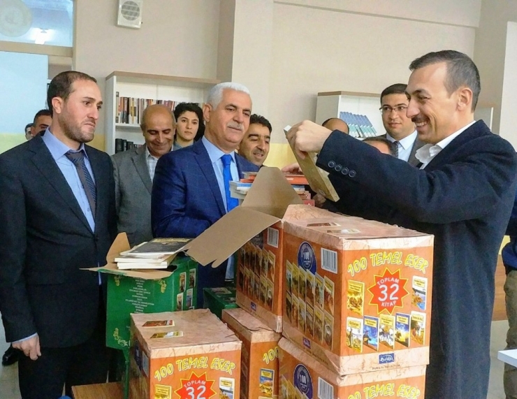 Edremit Belediyesinden Okullara 20 Bin Kitap