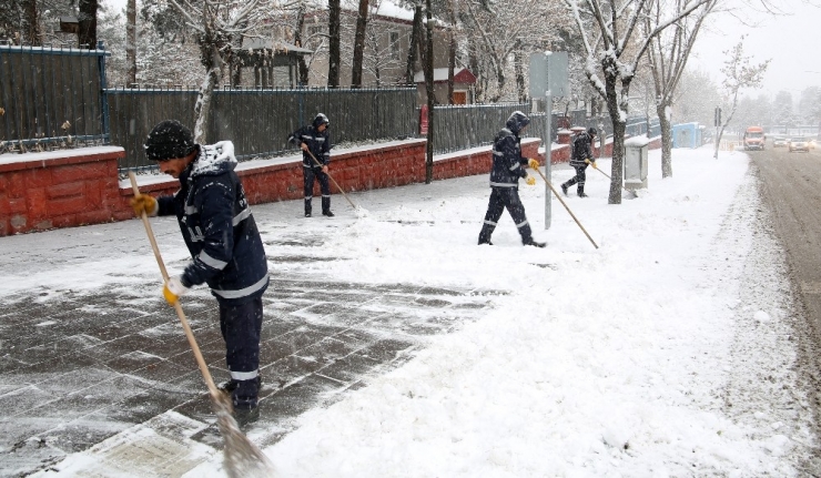 Büyükşehir’in Kar Timleri İş Başında