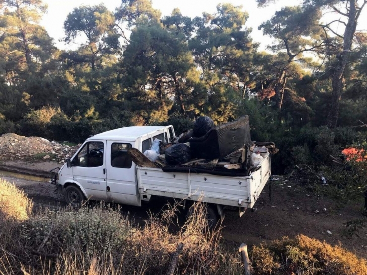 Aliağa’nın Mahallerinde Gelişigüzel Atılan Çöpler Toplandı