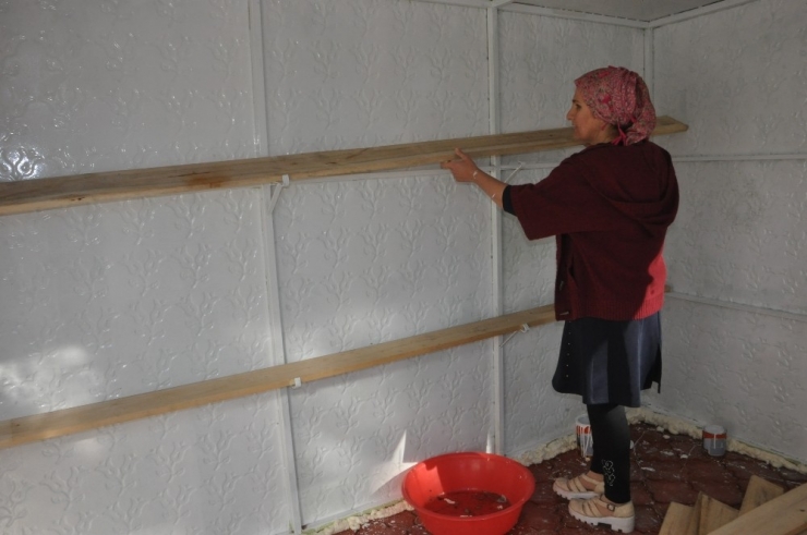 Bileziğini Satarak Büfe Yaptı Ama İçini Dolduramıyor