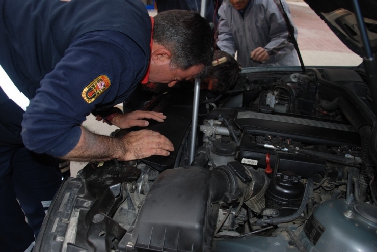 Aracın Motoruna Giren Yavru Kedi 2 Saatte Kurtarıldı