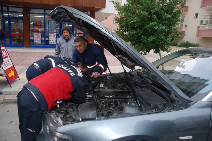 Aracın Motoruna Giren Yavru Kedi 2 Saatte Kurtarıldı