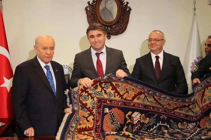 Bahçeli’ye Kula Halısı Hediye Edildi