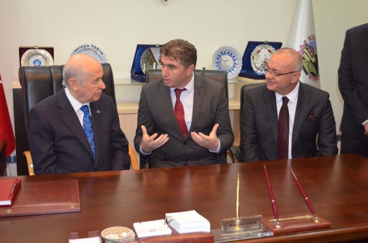 Bahçeli’ye Kula Halısı Hediye Edildi