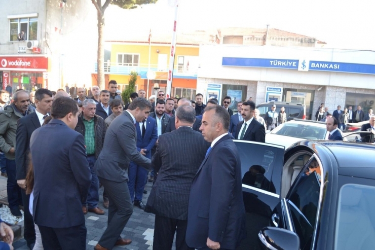 Bahçeli’ye Kula Halısı Hediye Edildi