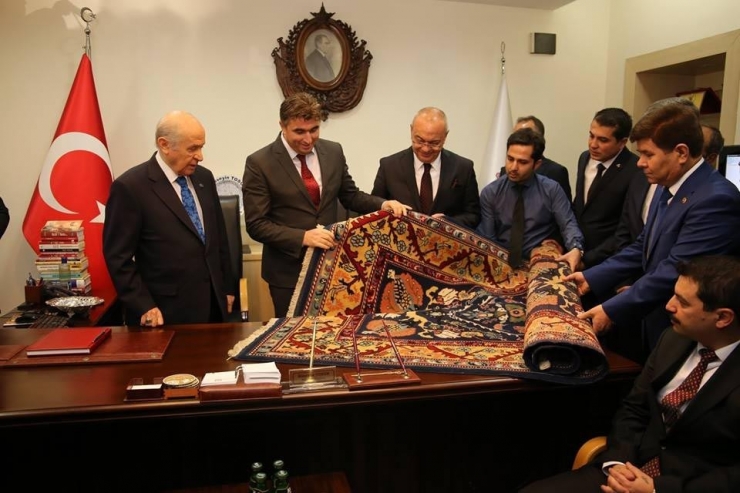 Bahçeli’ye Kula Halısı Hediye Edildi