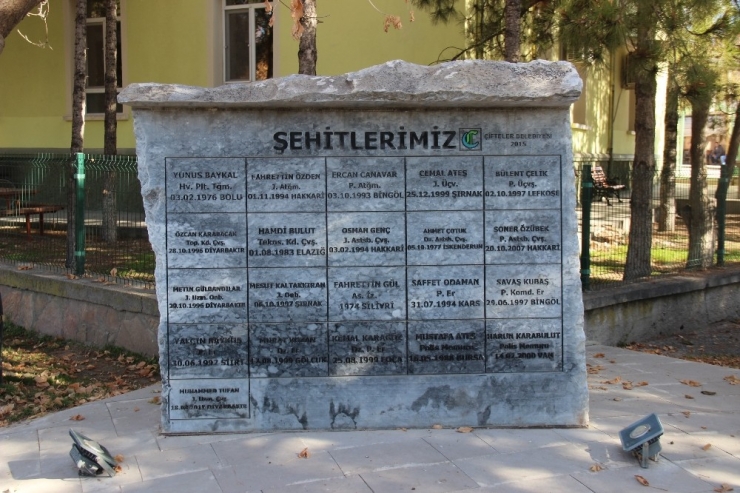 Cami Gölgesinde Şehitlik Anıtı