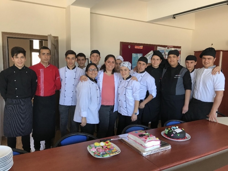 Çeşme’de Ödüllü Genç Aşçılardan Öğretmenlerine Sürpriz