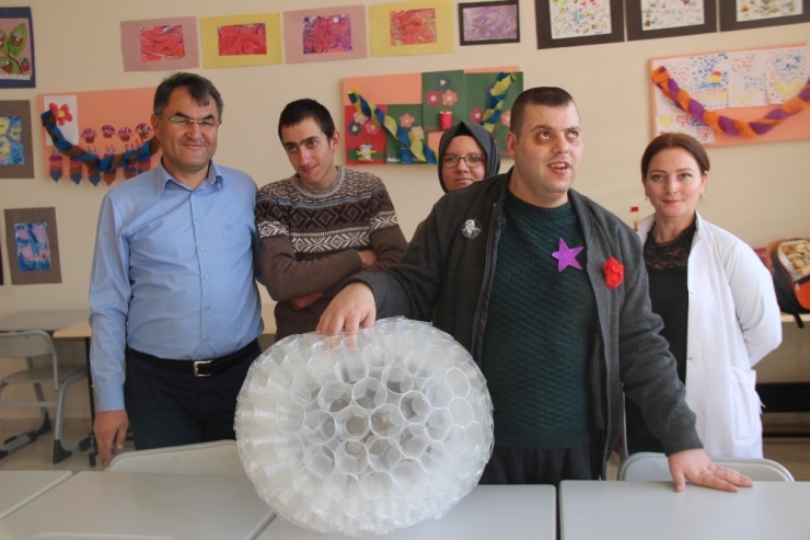 Çiftelerde Zihinsel Engelli Öğrencilerden Bardaktan Top