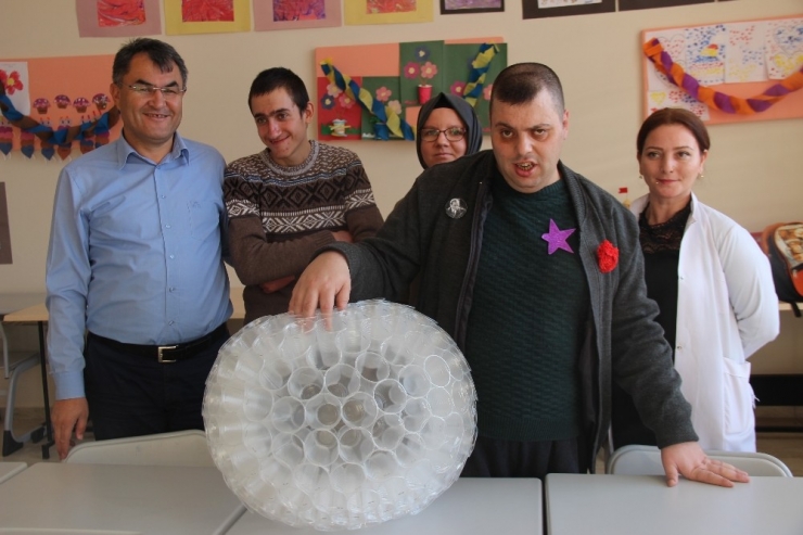Çiftelerde Zihinsel Engelli Öğrencilerden Bardaktan Top
