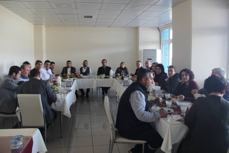 Burhaniye’de Akademisyenler Çiğ Köfte Partisinde Buluştu