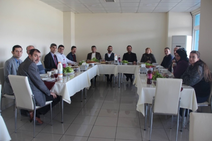 Burhaniye’de Akademisyenler Çiğ Köfte Partisinde Buluştu