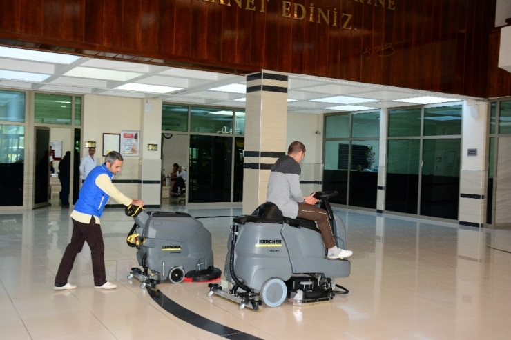 Üniversite Hastanesi Son Teknolojik Cihazlarla Temizleniyor