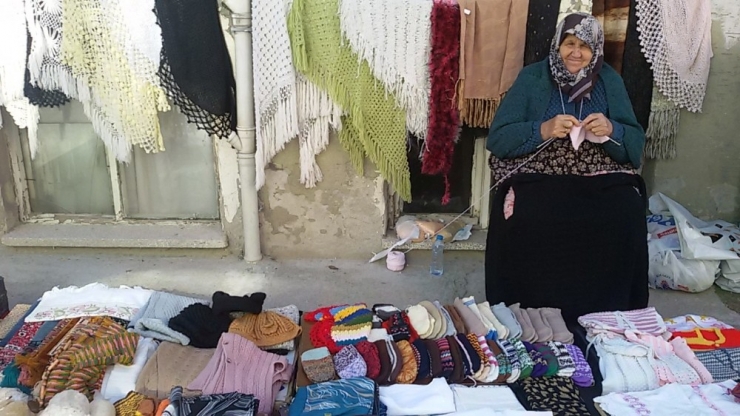 Muzaffer Nine El Emeği Göz Nuruyla Geçiniyor