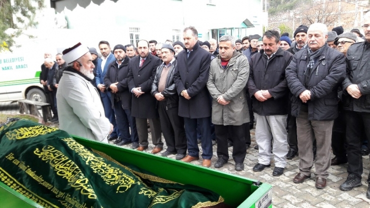 Emekli İmam, Vefat Eden Annesinin Namazını Kıldırdı