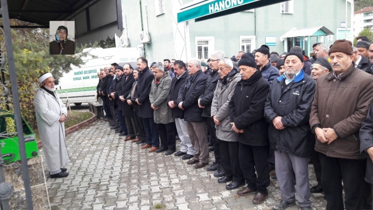 Emekli İmam, Vefat Eden Annesinin Namazını Kıldırdı