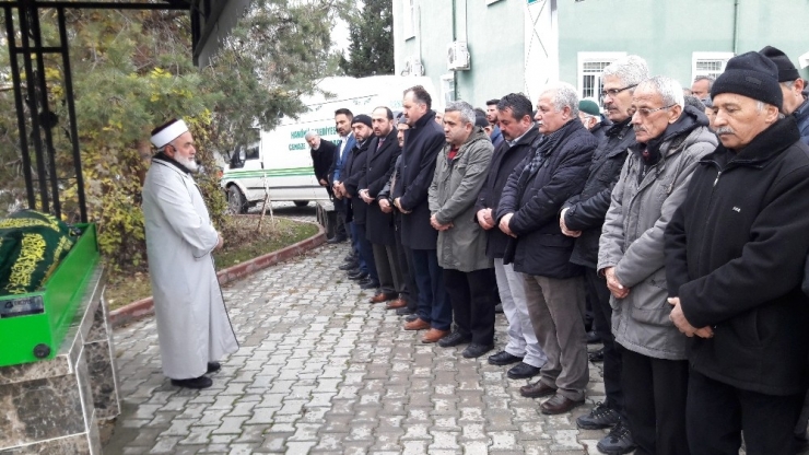 Emekli İmam, Vefat Eden Annesinin Namazını Kıldırdı
